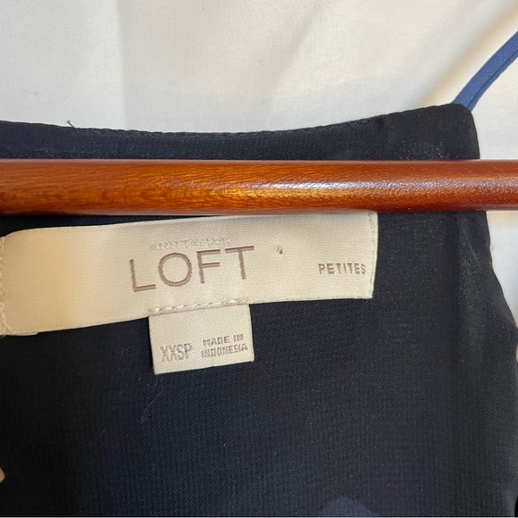 ANN TAYLOR LOFT Women’s Navy Blue Floral Sleeveless Strappy Blouse Size XXSP - Picture 3 of 9